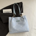 Borsa tote in tela azzurra con ricamo floreale bianco e anelli in metallo oro - Blu