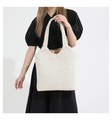 Borsa tote intrecciata beige minimalista con trama a spina di pesce e spalline lunghe mare - Bianco