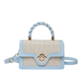 Lichtblauwe en beige crossbodytas van stro met goudkleurige bloem-draaisluiting - Blauw