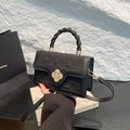 Sac à main noir texturé chic avec fermoir floral doré et poignée spirale élégante - Noir
