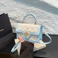 Petit sac carré bicolore bleu ciel et beige avec motifs en relief et fermoir pétale - Bleu
