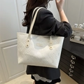 Borsa tote bianca ricamata da donna con design minimalista e targhetta in metallo dorato - Bianco