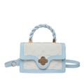 Modieuze hemelblauwe en crème crossbodytas met bloemsluiting en gevlochten handvat - Blauw