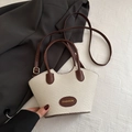 Bolso saco de tejido crema chic con correas de cuero marrón oscuro y etiqueta moda - Marrón
