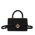 Stijlvolle zwarte crossbody tas met gouden bloemsluiting en gedraaid handvat - Zwart
