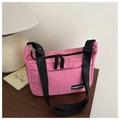Dettaglio borsa a tracolla in nylon rosa con cinturino regolabile e logo FASHION su legno - Rosa intenso