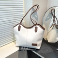 Bolso tote grande minimalista blanco crema con correas marrones sobre libro y espejo - Blanco Roto