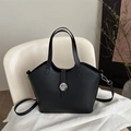 Bolso tote clásico de cuero negro con hebilla plateada y correa ajustable - Negro