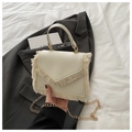 Gros plan d'un petit sac carré blanc crème avec franges et bandoulière chaîne dorée - Blanc