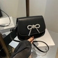 Minimalistische schwarze Leder-Umhängetasche mit silbernem Strass-Schmetterling für Damen - Schwarz