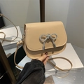 Minimalistische beige Umhängetasche mit funkelnder Strass-Schmetterlingsschnalle - Khaki