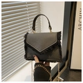 Détail d'un sac en cuir noir avec franges vintage et bandoulière chaîne dorée - Noir