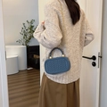 Bolso azul Morandi con textura trenzada en relieve y una elegante cadena dorada - Azul oscuro