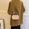 Elegante bolso de mano beige con relieve texturizado y correa de cadena dorada - Caqui