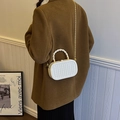 Bolso bandolera blanco con relieve, asa trenzada y cadena dorada para mujer - Blanco Roto