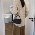 Bolso bandolera negro de moda con diseño en relieve y correa de cadena dorada - Negro