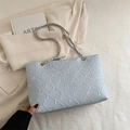 Borsa tote trapuntata azzurra con ricamo floreale e tracolla in catena dorata - Blu