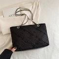 Borsa tote nera trapuntata con tracolla a catena dorata e tessuto testurizzato lucido - Nero