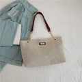 Bolso tote grande beige con colgante de ciervo y correa de cadena en estilo casual - Marrón