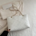 Elegante borsa tote bianca testurizzata con tracolla a catena dorata e stile minimal - Bianco