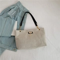 Bolso tote minimalista de nailon beige con colgante de ciervo dorado y cadenas - Negro