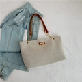 Bolso tote de nailon blanco roto con asas de cuero marrón y colgante de ciervo dorado - Marrón