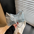 Borsa a spalla in denim blu con paillettes argento e tracolla metallica moderna - Azzurro