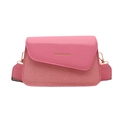 Borsa a tracolla rosa con patta asimmetrica e tracolla larga su sfondo bianco puro - Rosa