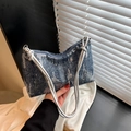 Borsa sottobraccio in denim blu con paillettes argento e manico a nodo metallico - Blu scuro