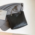 Große schwarze Tragetasche mit Krokodilmuster und Goldkette auf minimalistischem Grund - Schwarz Stil 1