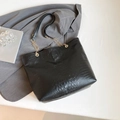 Große schwarze Tragetasche mit Kroko-Prägung, goldener Kette und rundem Logo-Detail - Schwarz Stil 2