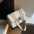 Elegante elfenbeinfarbene Stepptasche mit schwarzer Edelsteinschnalle und Goldkette - Weiß