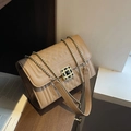 Elegante beige gesteppte Umhängetasche mit Goldkette und schwarzem Edelsteinverschluss - Khaki