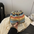 Bunte gestreifte gewebte Beuteltasche mit Goldkette und Perlen-Kordelzug-Detail - Bunt