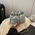 Geflochtene Beuteltasche mit blau-violettem Zickzack-Muster und Perlen-Kordelzug-Details - Bunt Blau