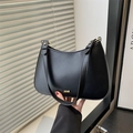 Bolso de hombro de media luna negro minimalista con logo dorado y acabado de cuero mate - Negro