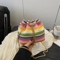 Bunte gestreifte gewebte Beuteltasche mit Goldkette und Perlen-Kordelzug-Anhänger - Mehrfarbig Rosa