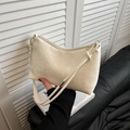 Borsa a spalla bianco crema con trama a serpente e dettaglio a nodo sulla tracolla sottile - Bianco