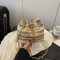 Modische geflochtene Eimertasche mit Streifenmuster, Goldkette und Perlendetails - Mehrfarbig Khaki