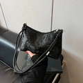 Borsa hobo nera minimalista con trama a serpente e tracolla regolabile per donna - Nero