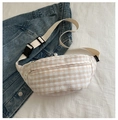 Detailaufnahme der Cord-Gürteltasche mit Karomuster und verstellbarem Gurt auf Denim - Khaki