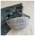 Detail der grau-weiß karierten Cord-Brusttasche mit verstellbarem Nylongurt und Schnalle - Grau