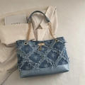 Bolso tote de mezclilla azul con estrellas, bordes deshilachados y colgante de ciervo - Patrón de Estrellas Azul (60-8856)
