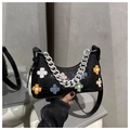 Dettaglio borsa hobo nera coccodrillo con fiori di peluche e catena d'argento - Nero