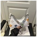Borsa baguette bianca effetto coccodrillo con fiori di peluche e catena argentata - Bianco