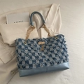 Bolso tote denim a cuadros azules con bordes deshilachados y colgante de ciervo - Cuadrícula Azul (60-8856)