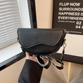 Borsa a sella nera a mezzaluna con tracolla larga a righe e dettagli dorati - Nero