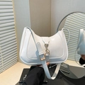 Elegante borsa a sella bianca in pelle con fibbia dorata in stile moderno - Bianco