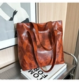 Retro braunrote Tote-Bag aus Kunstleder mit Marmorstruktur und Umhängeriemen - Braun