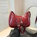 Borsa baguette in pelle verniciata rossa con finitura lucida e fibbia dorata chic - Rosso